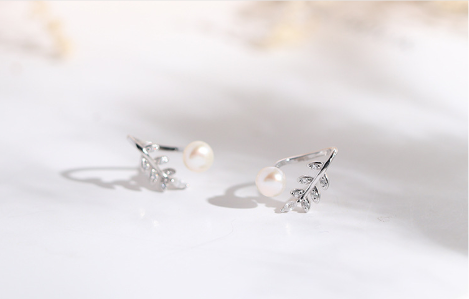 Pearl earrings with leaves