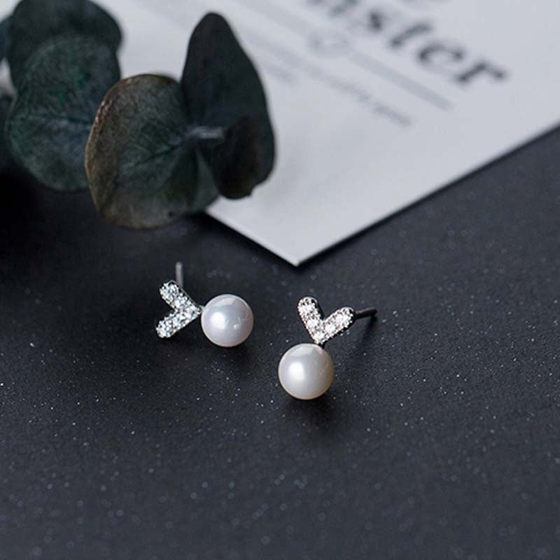 Pearl petal three-dimensional earrings