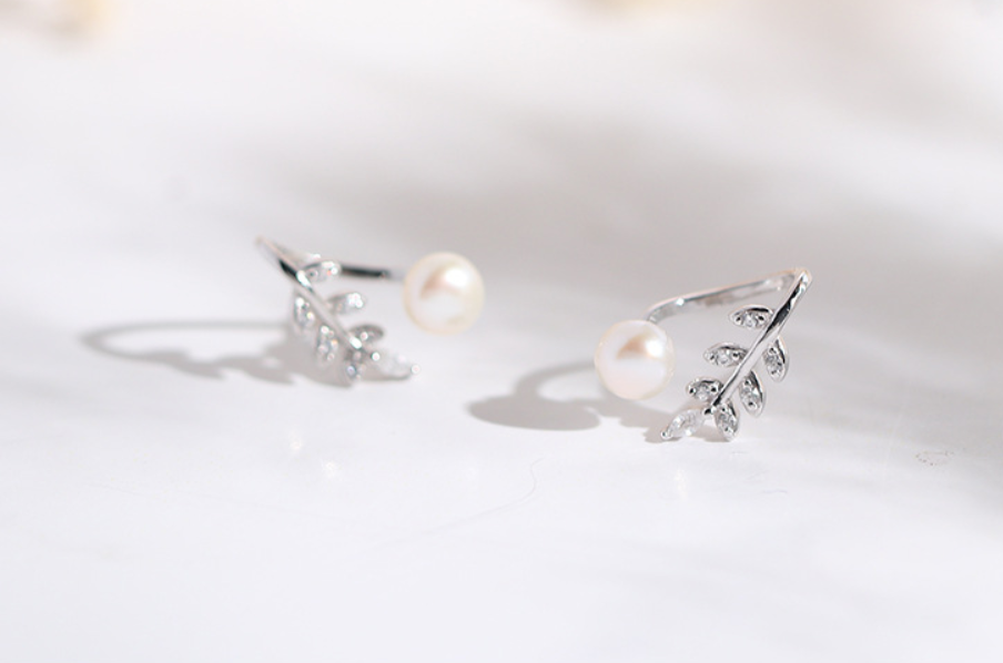 Pearl earrings with leaves